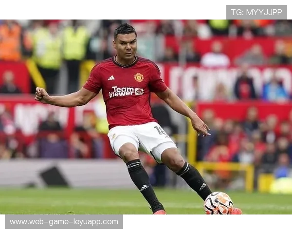 卡塞米罗角球进攻中甩头攻门破网,助力曼联开启逆转之路 卡塞米罗角球进攻中甩头攻门破网,助力曼联开启逆转之路